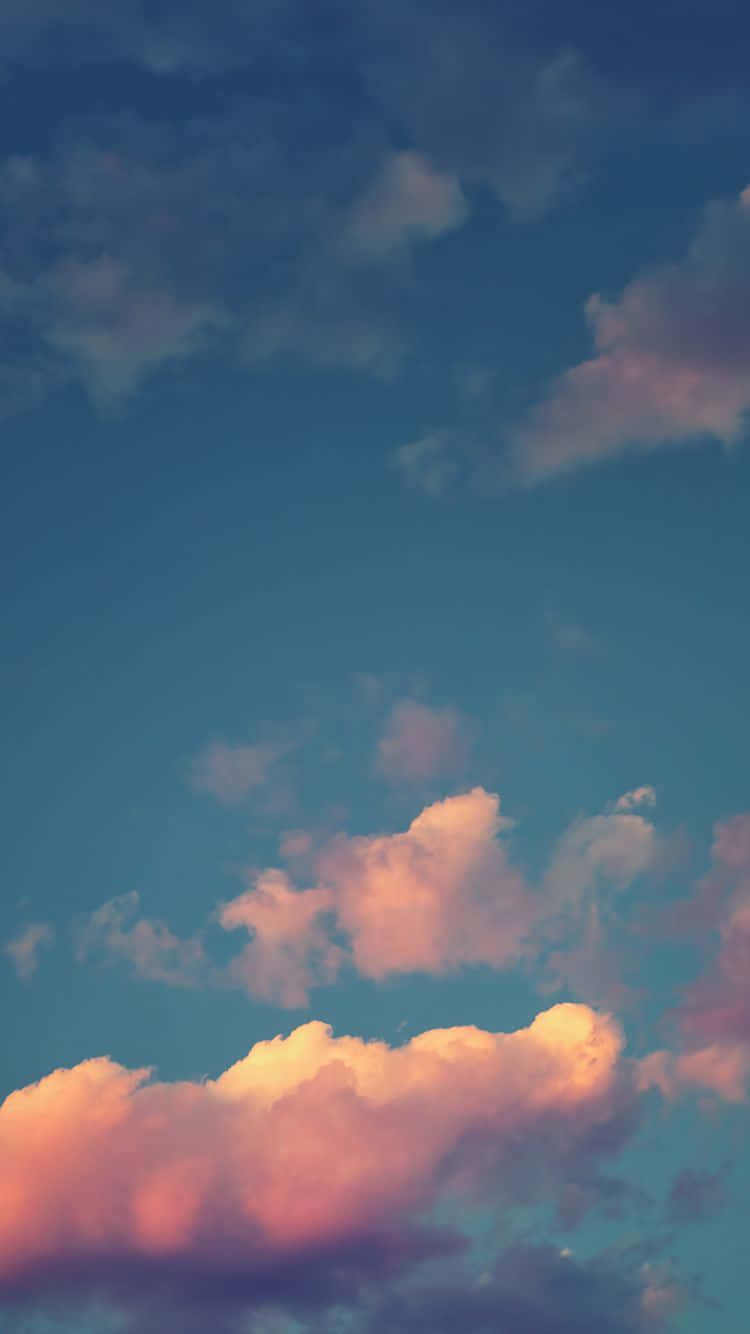 Einblauer Himmel Mit Wolken Im Hintergrund Wallpaper