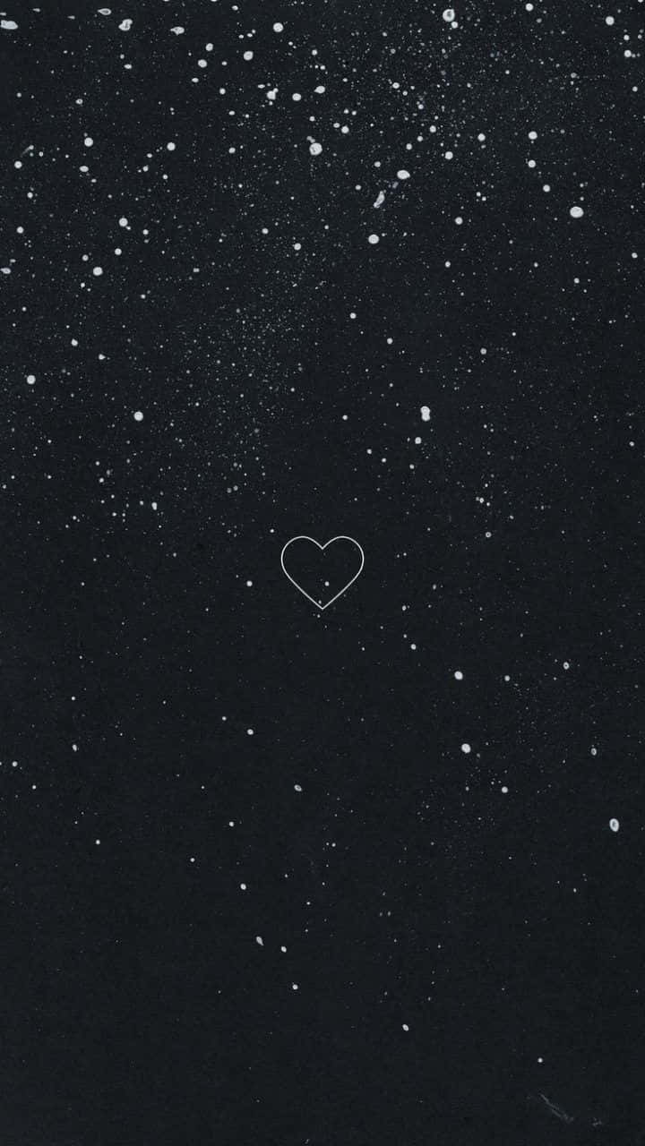 En sort baggrund med et hjerte i himlen Wallpaper