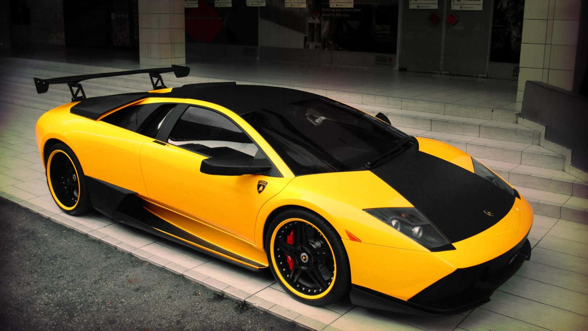 Lad din kølige side køre en Lamborghini Wallpaper