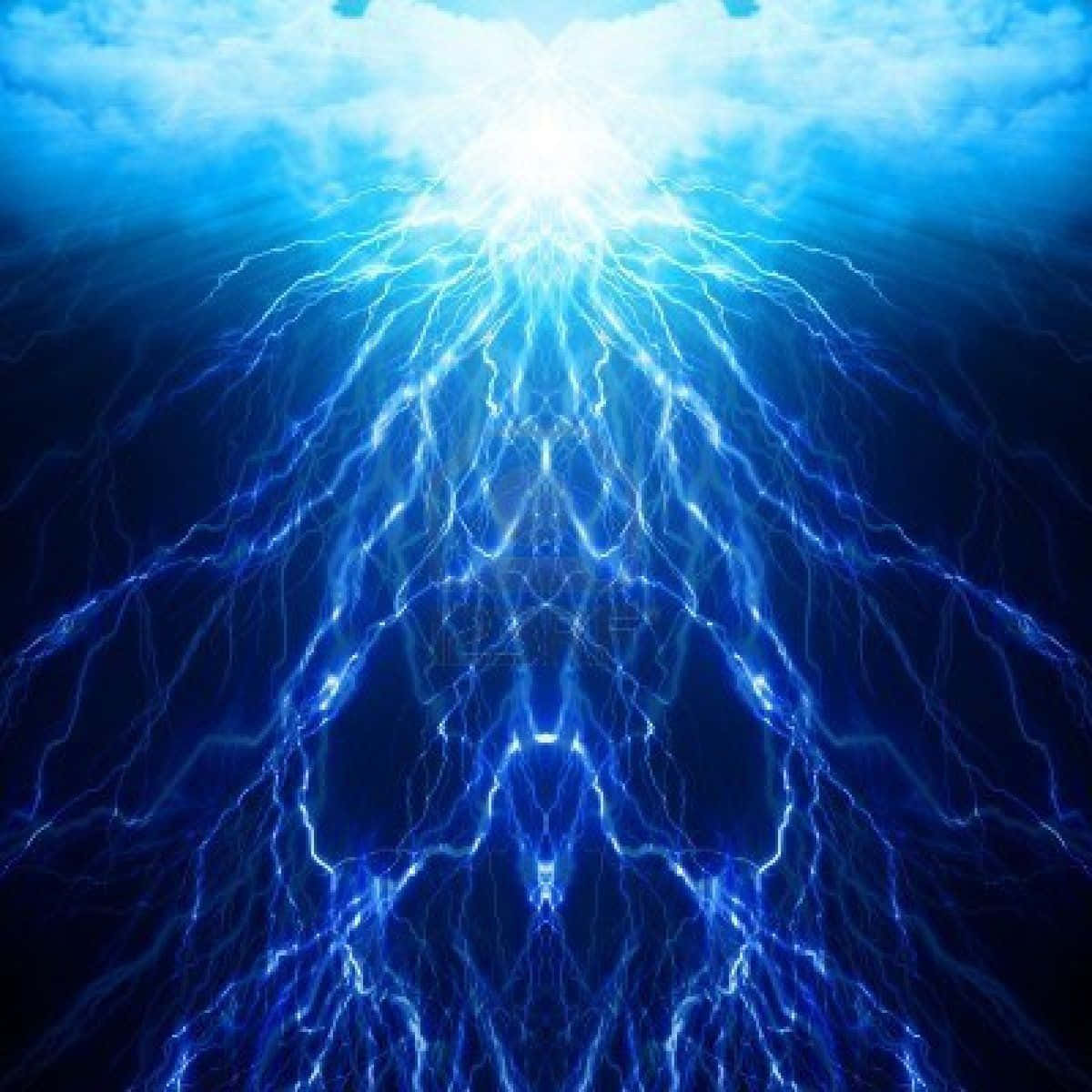 En elektrificerende visning af lyn, sat mod en cool blå baggrund Wallpaper