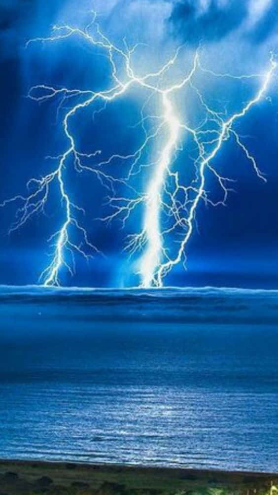 Diekraft Der Natur: Coole Blitze Wallpaper