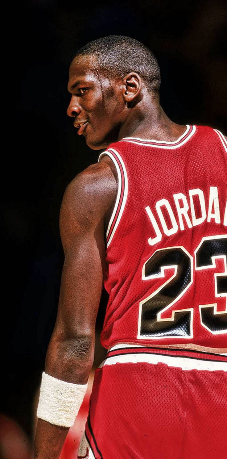 Cool Looking-over-shoulder Michael Jordan Picture
