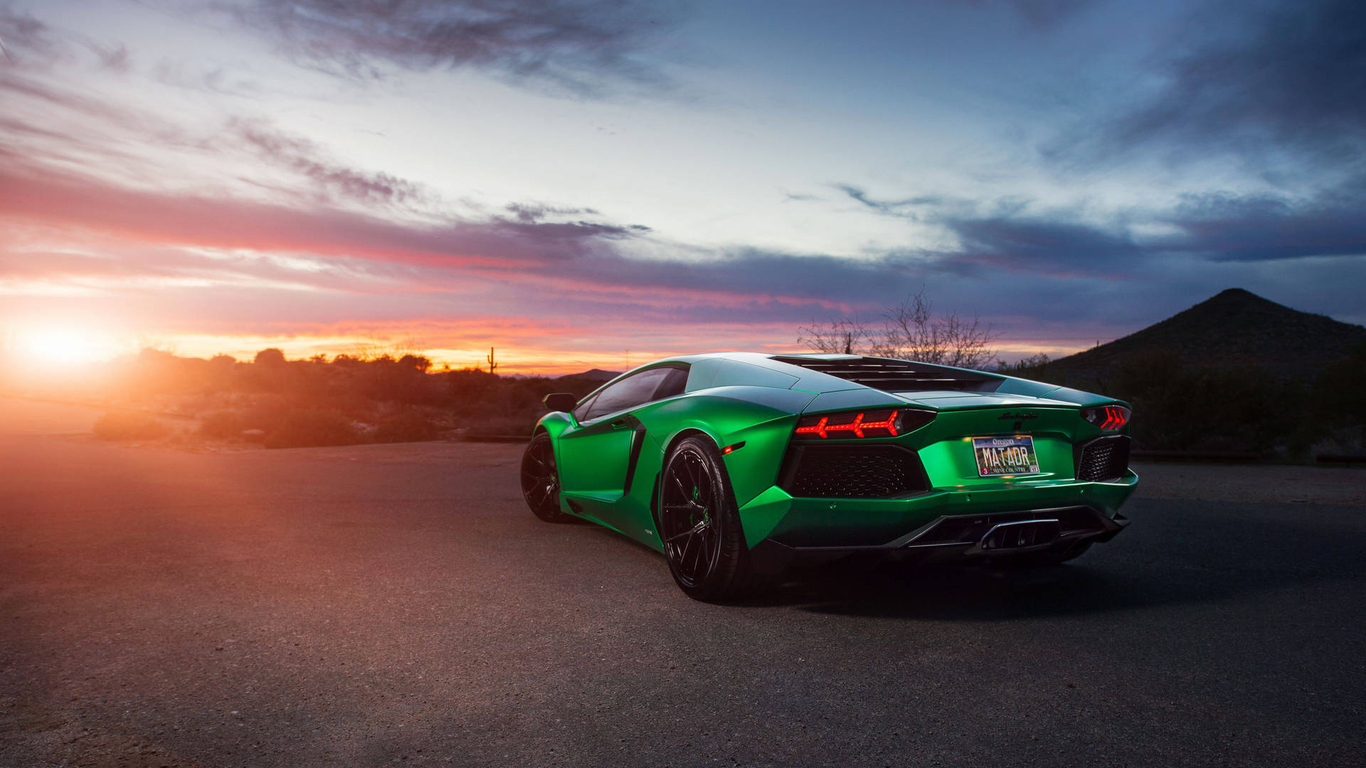 Cool luksuriøse biler: Skinnende grøn Lamborghini Gade Wallpaper