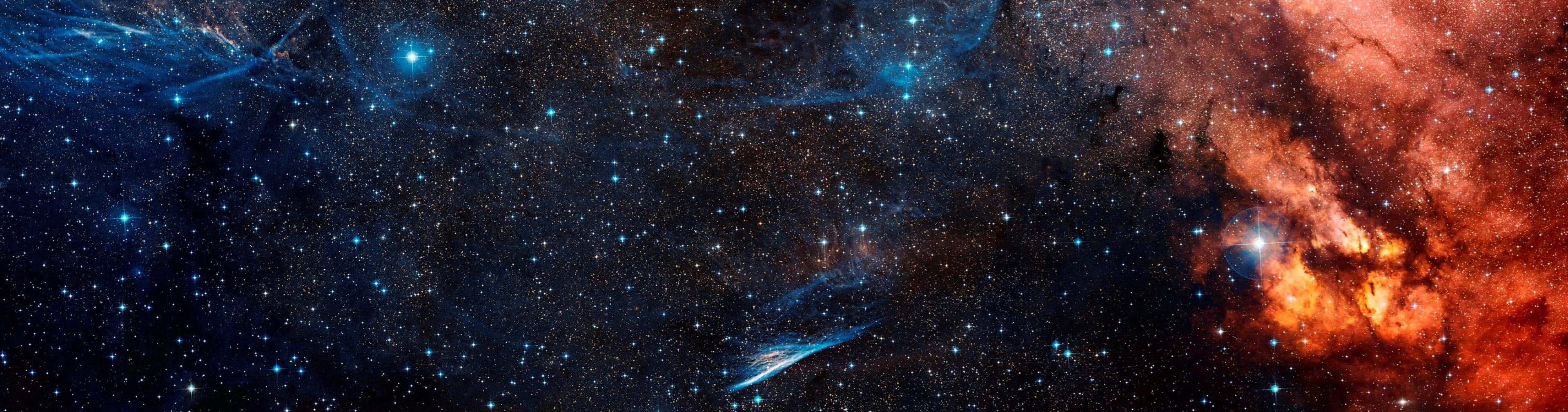 En rumscene med stjerner og nebulaer Wallpaper