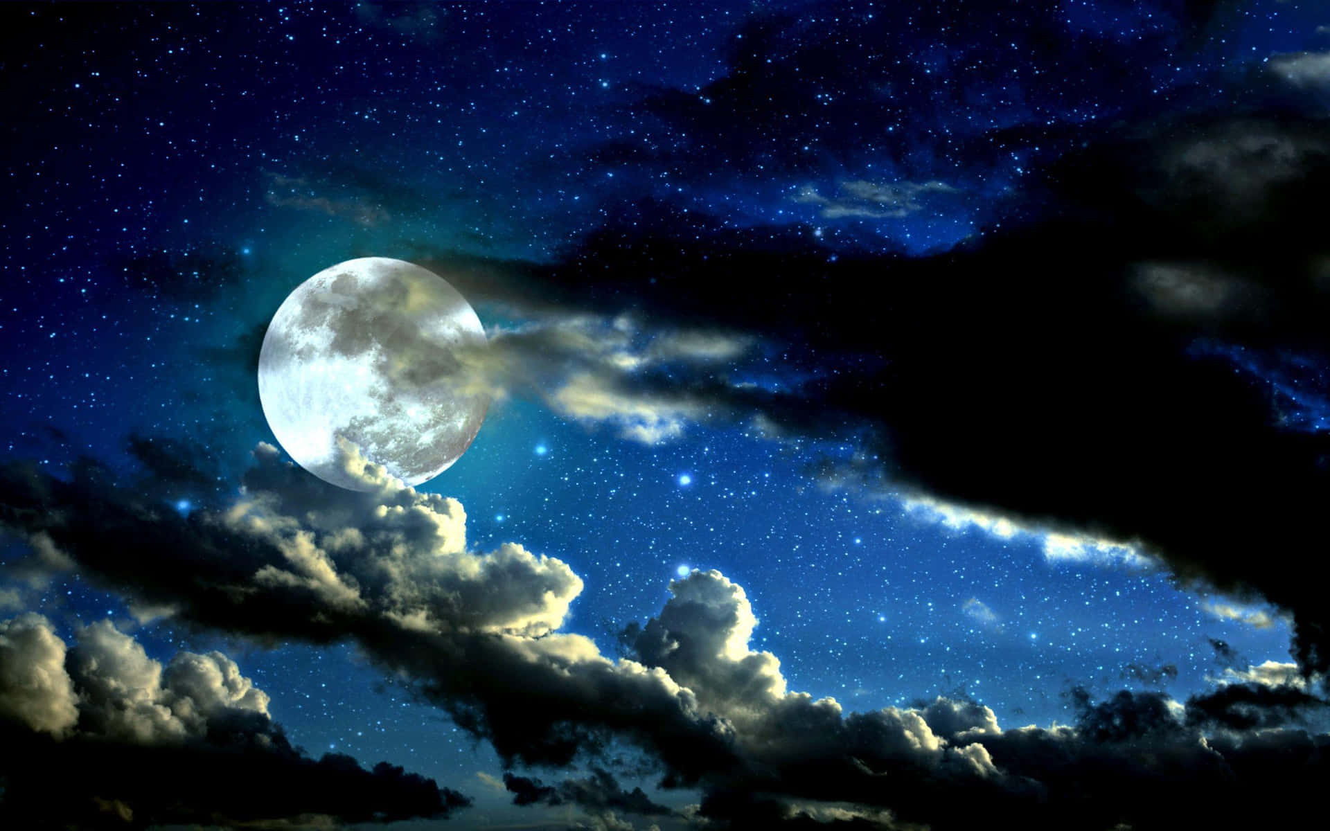 Laluna Se Ve A Través De Las Nubes En El Cielo Fondo de pantalla