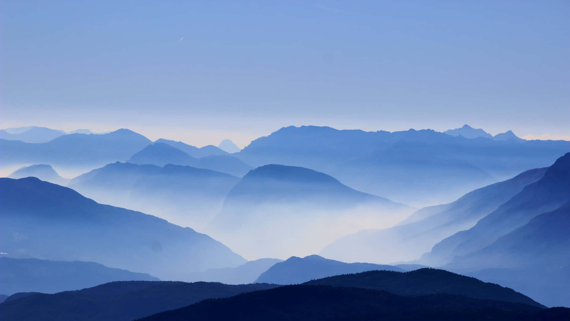 Coolenatur Nebelbedecktes Bergmassiv Wallpaper