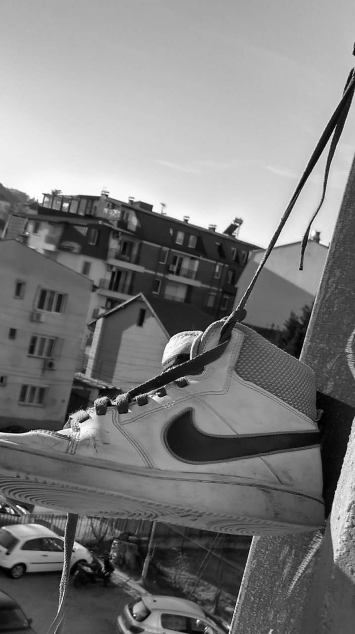 Cool Nike sko - Unik gade stil med et cool, moderne udseende Wallpaper