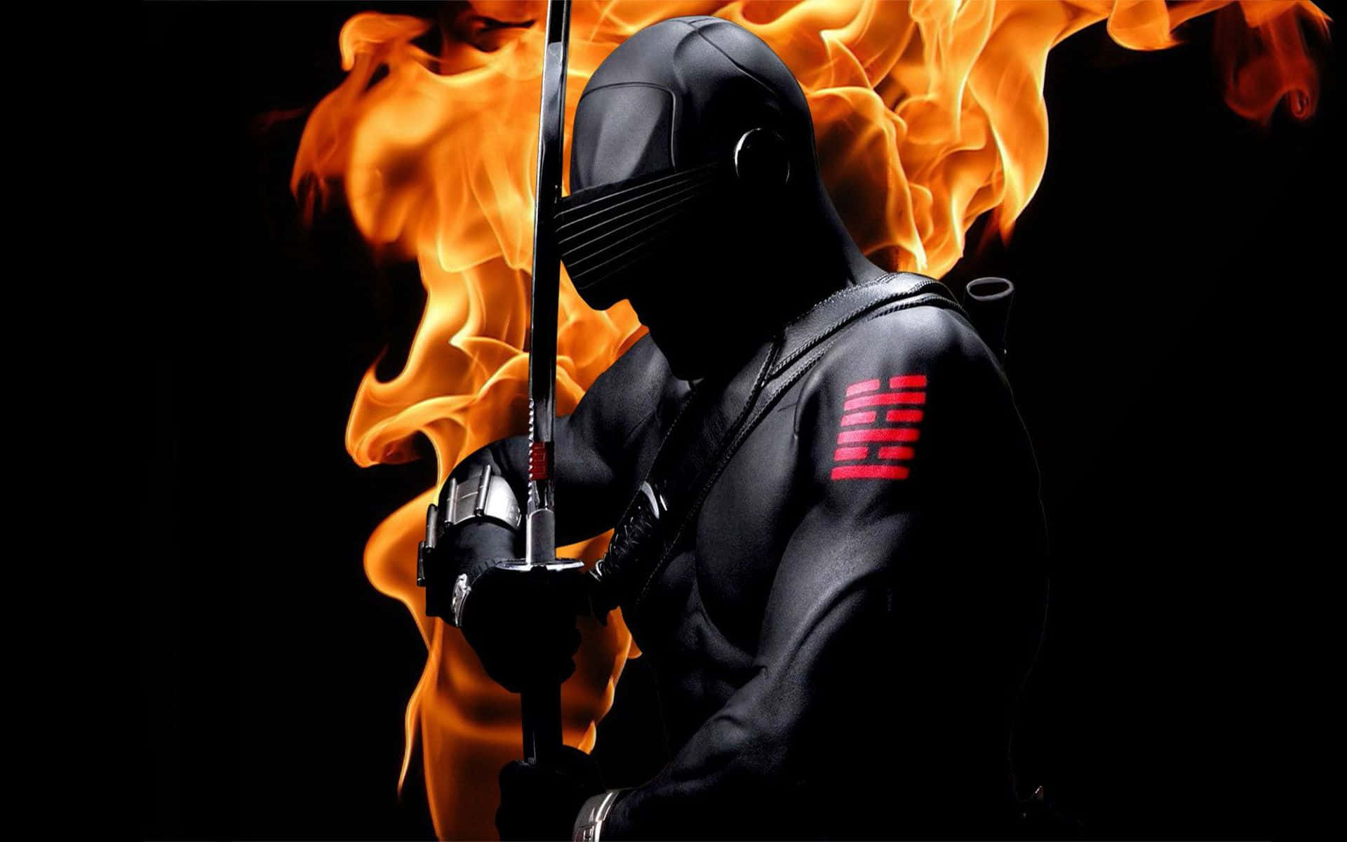 En ninja, der holder et sværd foran ilden. Wallpaper