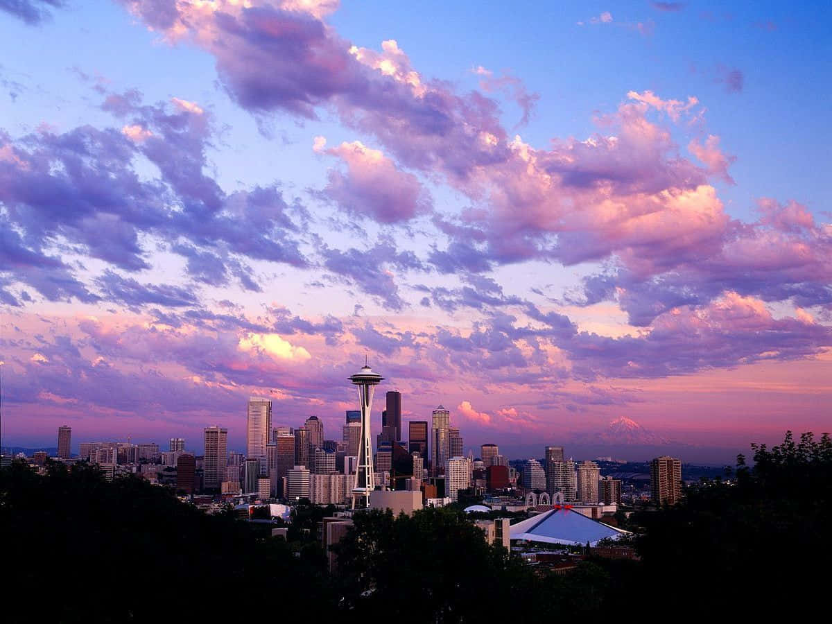 Bellissimacittà Di Seattle Sotto Nuvole Viola E Arancioni Sfondo