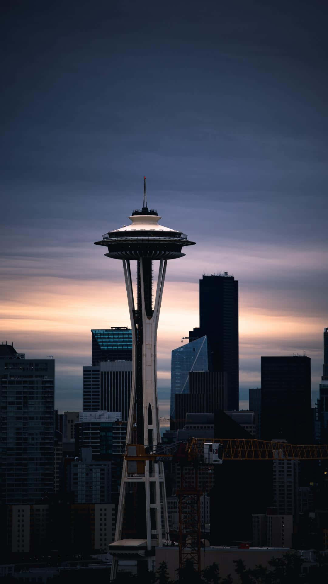 The Space Needle Is Seen In The Sky At Dusk Wallpaper