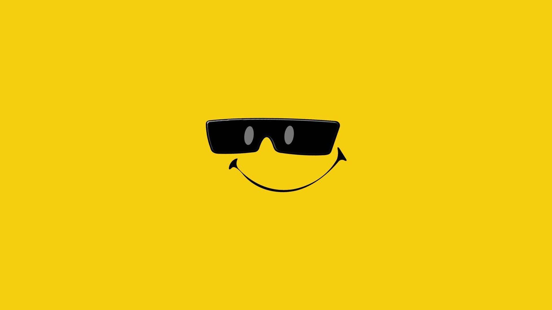 Cool Smiley In Sunnies Wallpaper