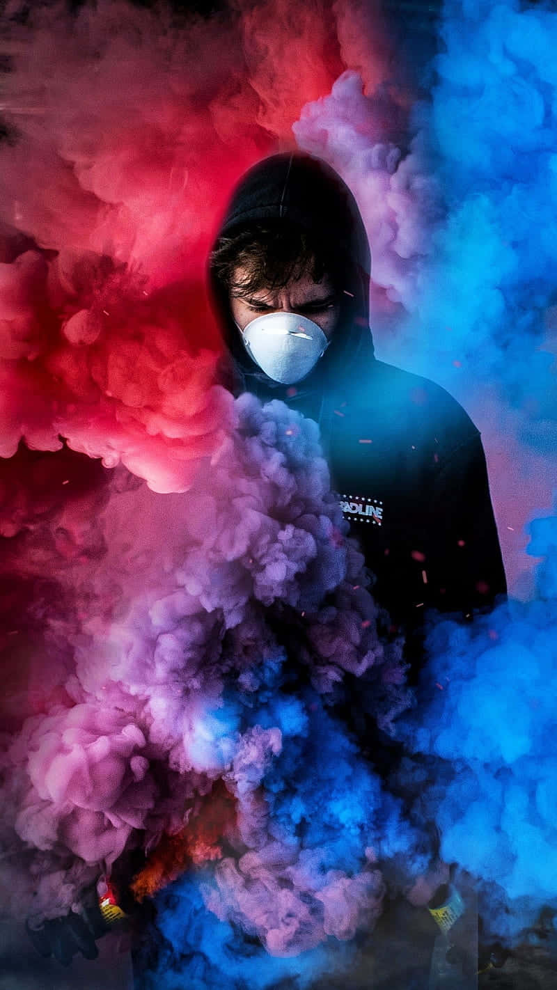 En mand med en maske med røg der udstøder fra hans ansigt Wallpaper