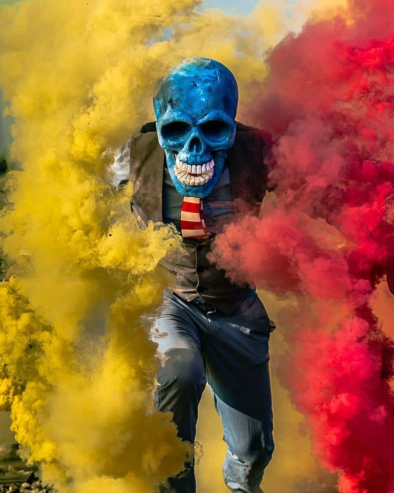 En mand i en blå og gul maske, der løber gennem røg Wallpaper