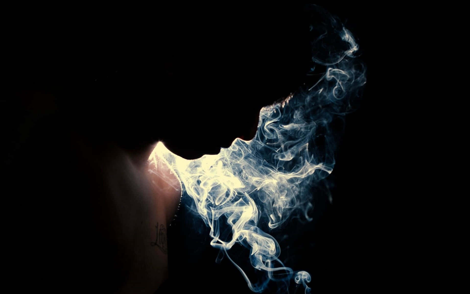 Unasagoma Di Una Persona Con Il Fumo Che Esce Dalla Bocca Sfondo