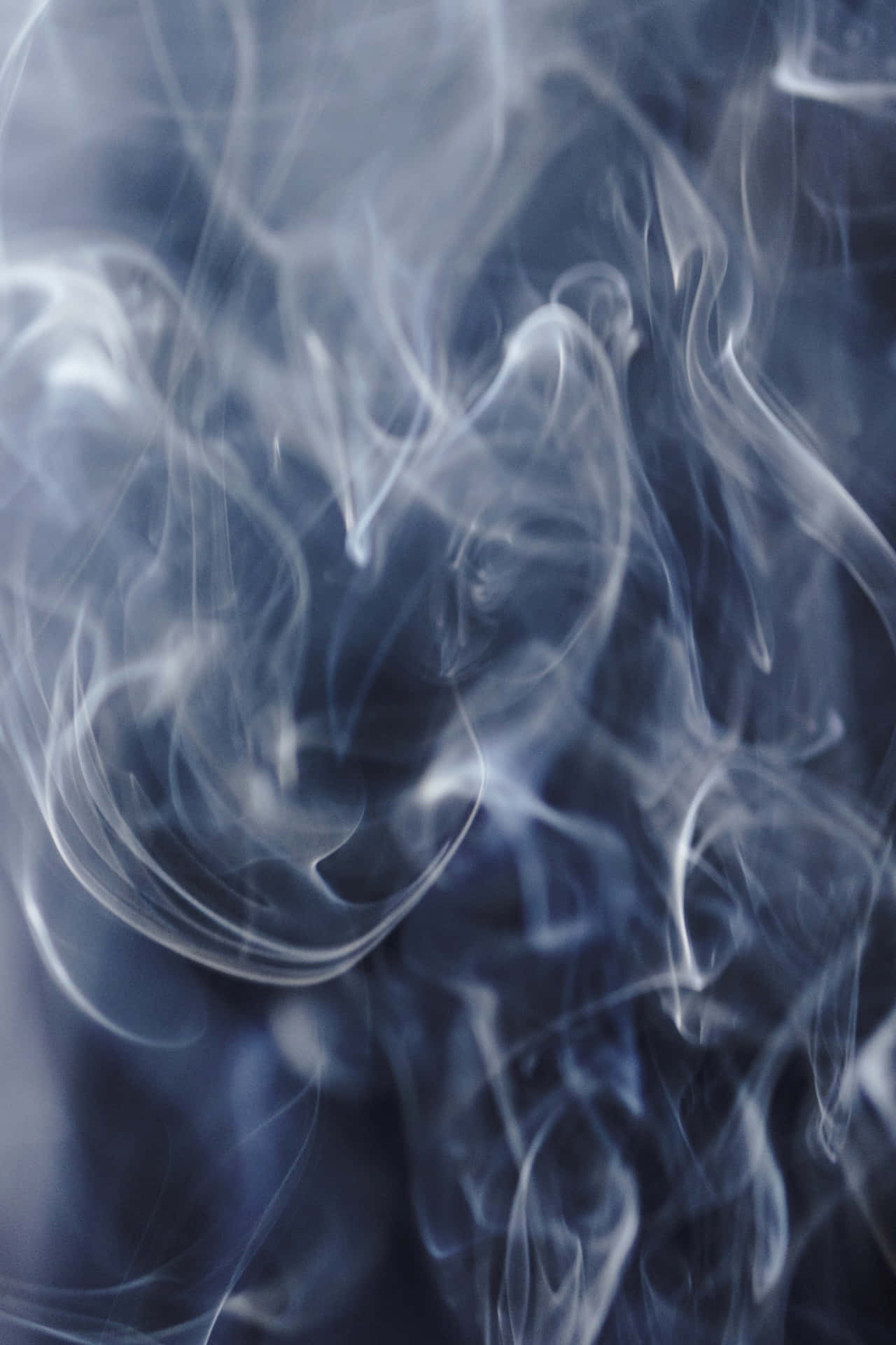 Angrib natten med imponerende stil i Cool Smoke Wallpaper