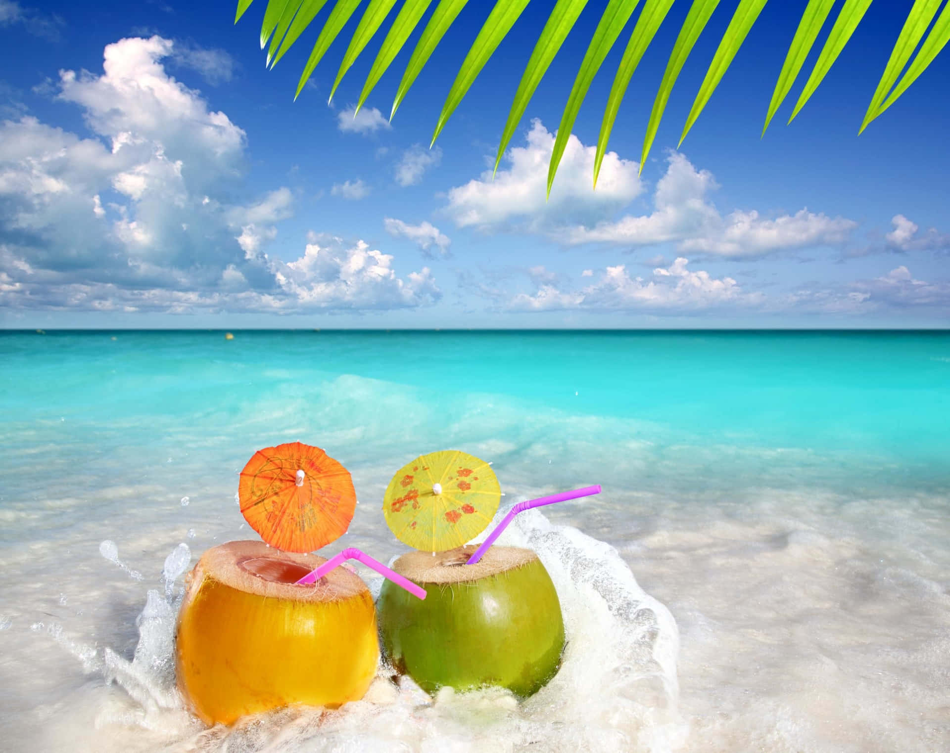 Bebidasrefrescantes De Coco No Verão Na Praia. Papel de Parede