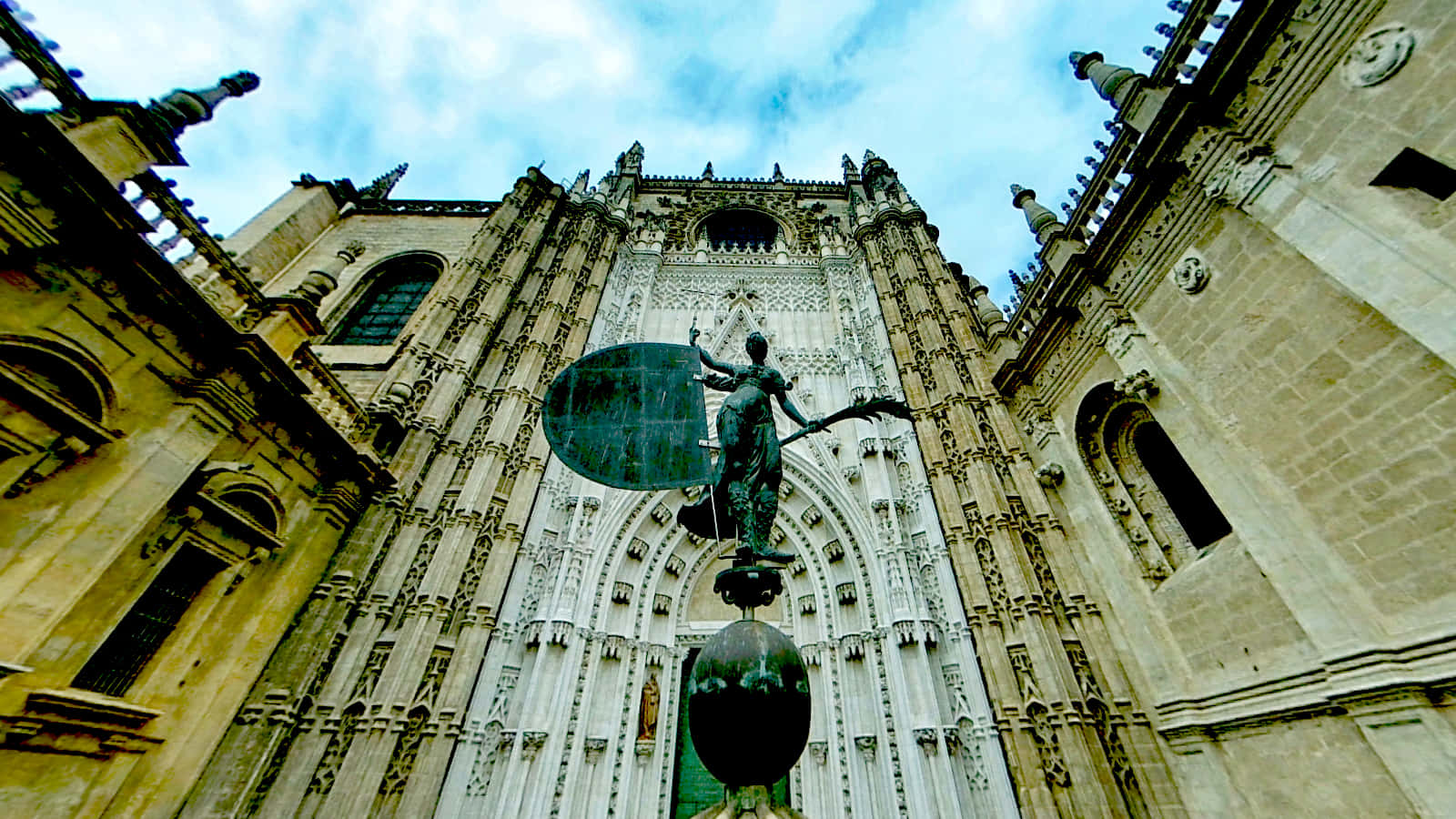 Fotoen Tonos Fríos De La Catedral De Sevilla. Fondo de pantalla