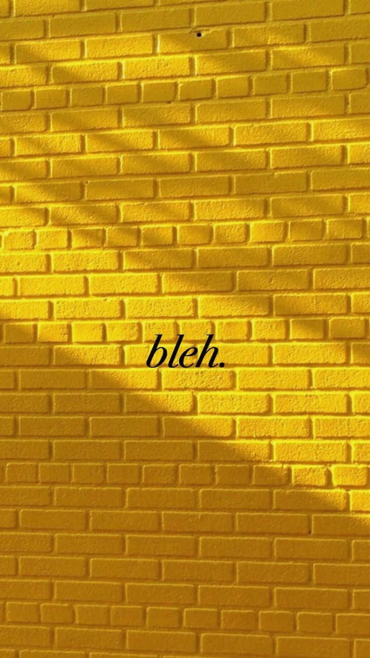 En gul murstensvæg med ordet blh Wallpaper