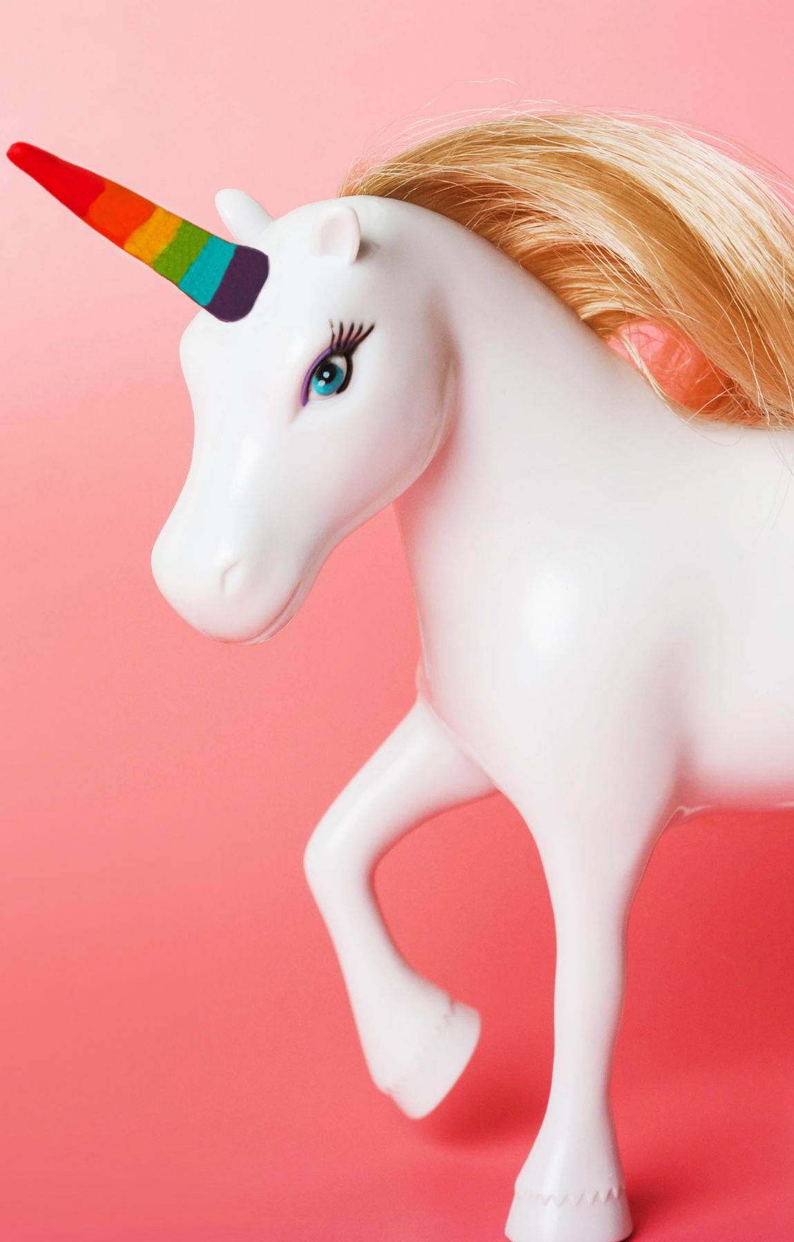 Et magisk billede af en cool unicorn, der står med stolthed. Wallpaper
