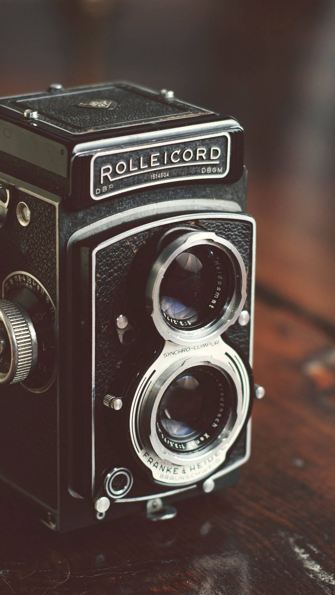 Cool Vintage Camera On Table Wallpaper