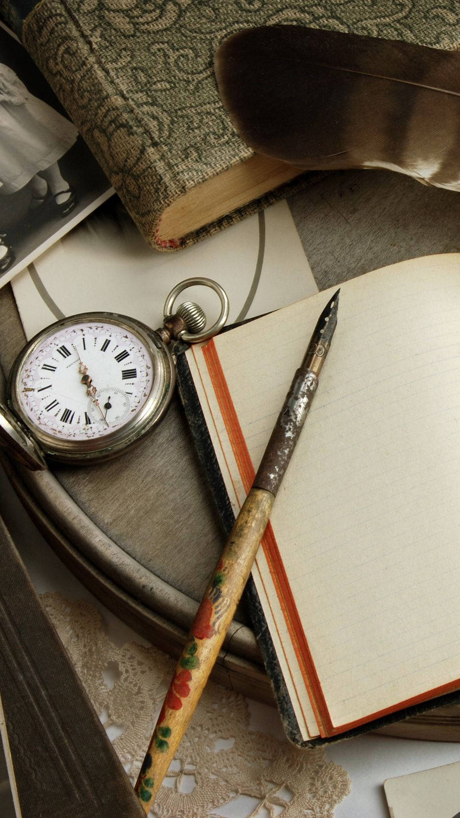 Genialfondo De Pantalla Retro Con Pluma, Reloj Y Cuaderno. Fondo de pantalla