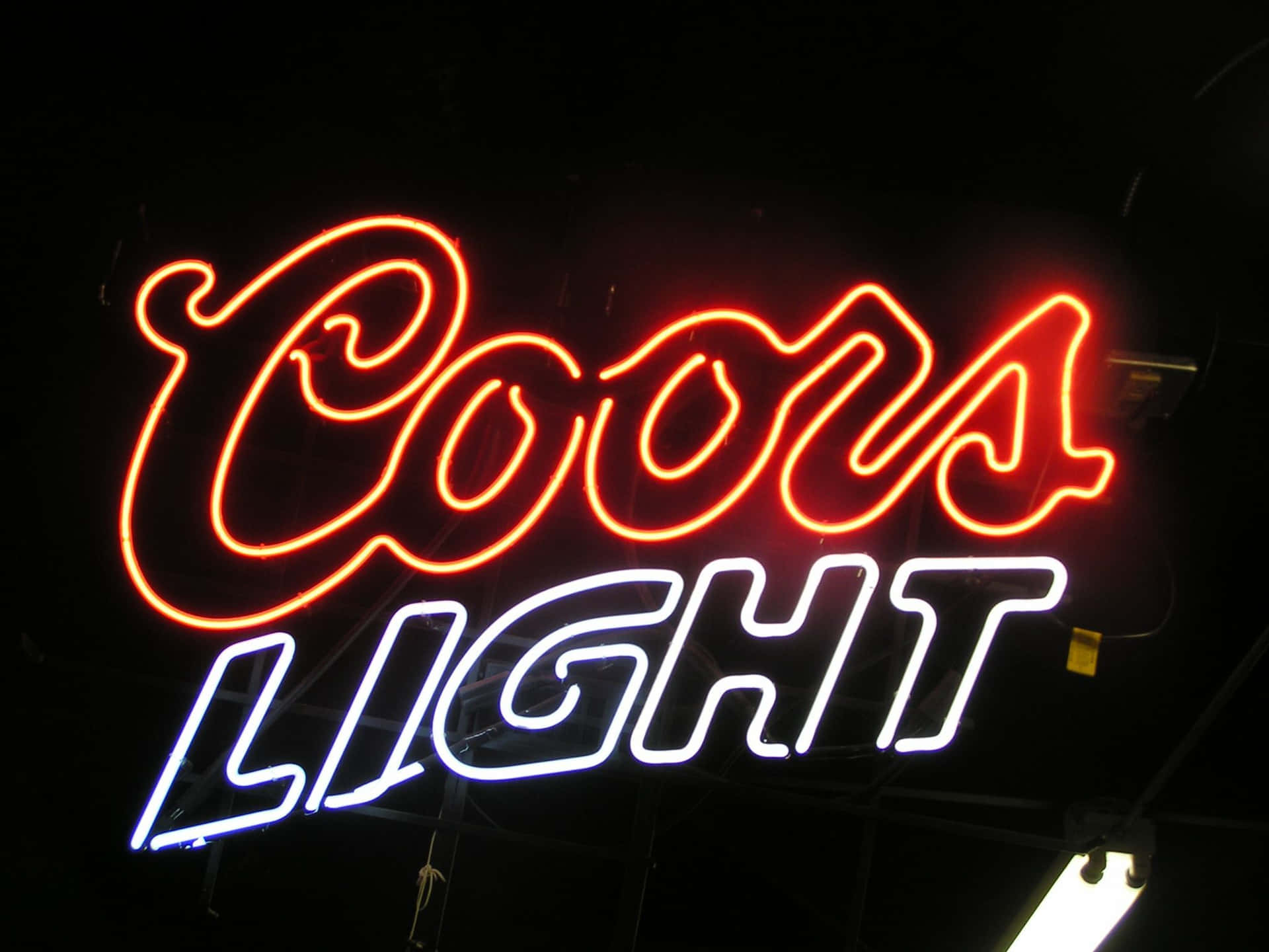 ¡disfrutade Una Coors Light Fresca Y Refrescante! Fondo de pantalla