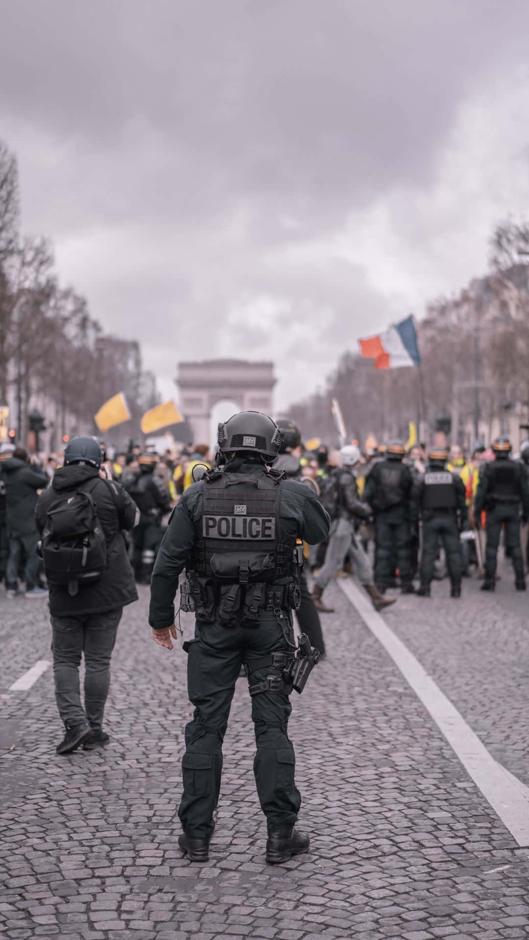 Beväpnadpolis Under Sammandrabbning Med Demonstranter I Frankrike. Wallpaper