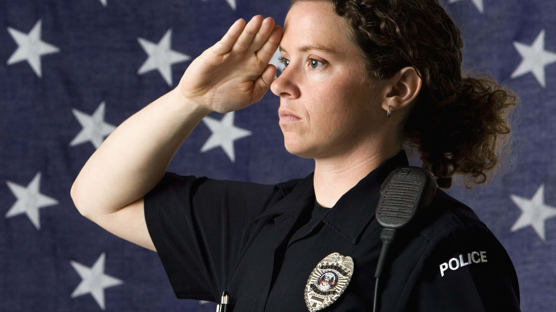 Agentede Policía Femenina Con Uniforme Haciendo El Saludo Fondo de pantalla