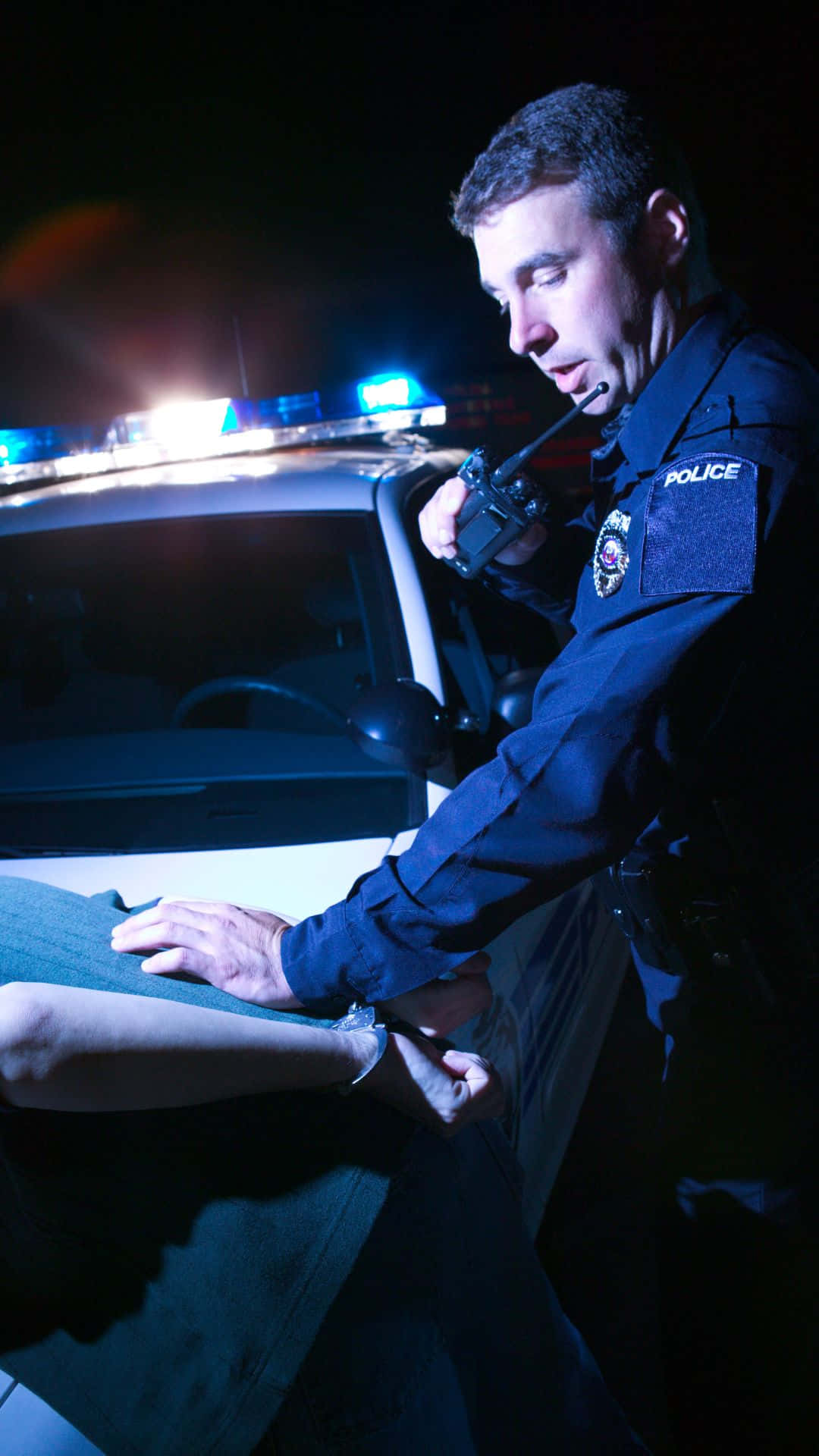 Polizistnimmt Mann Während Einer Alkoholkontrolle Fest Wallpaper