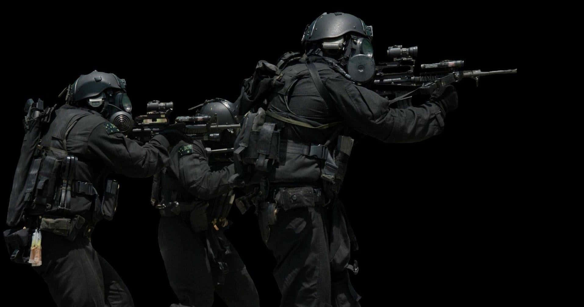 En gruppe soldater i sorte uniformer holder geværer klar Wallpaper