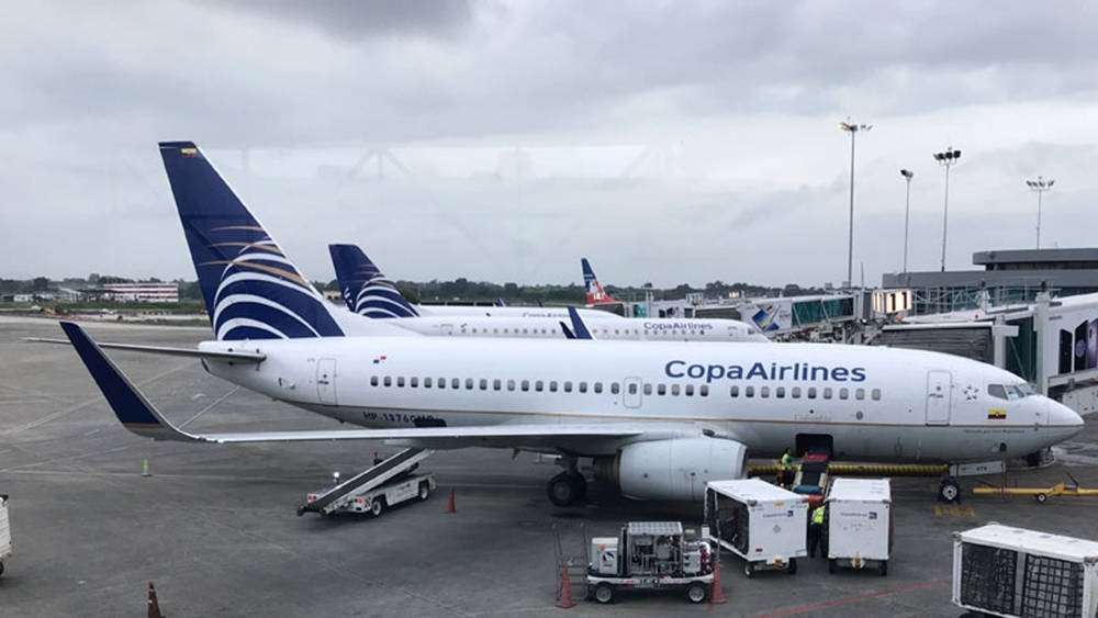Aereodi Copa Airlines Agli Accessi Dell'aeroporto Sfondo