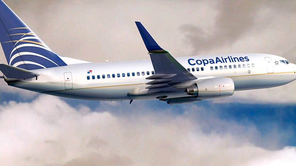 Copa Airlines fly på tunge hvide skyer Wallpaper