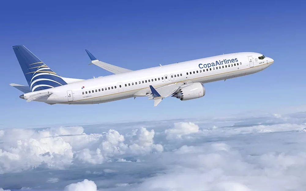 Copa Airlines-fly på tætte skyer Tapet Wallpaper