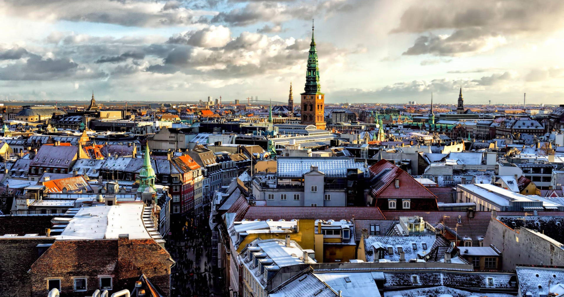 Gør det som en indfødt dansk talsmand. Skifer smukke københavnske skyline. Wallpaper