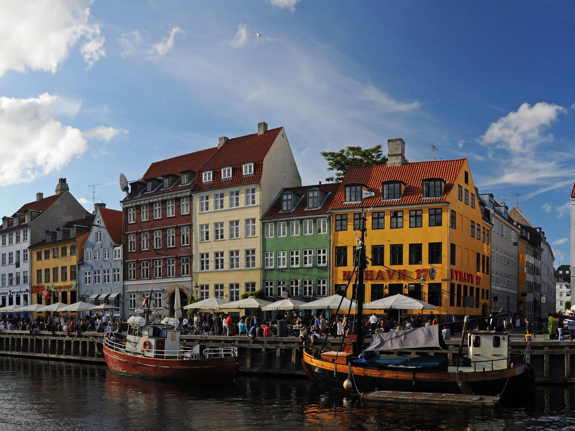 Barcosde Copenhague En El Río Fondo de pantalla