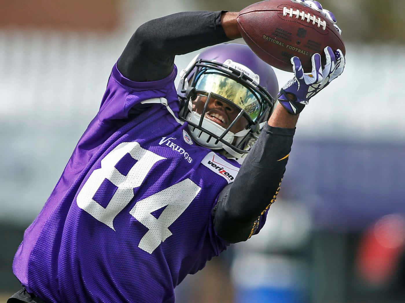 Cordarrelle Patterson Fanger Fotball Under Trening Bakgrunnsbildet