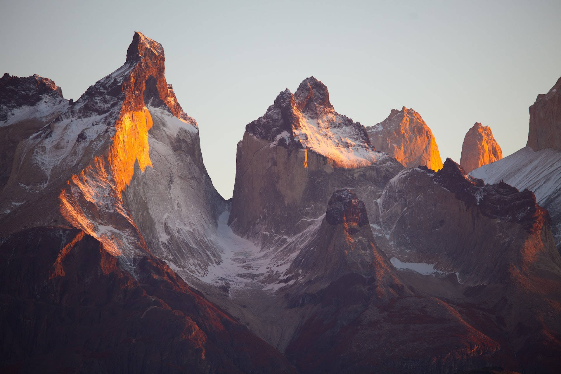 Cordillera del Paine Mountain MacBook Pro Retina Cover skaber et pulserende, grafisk miljø. Wallpaper
