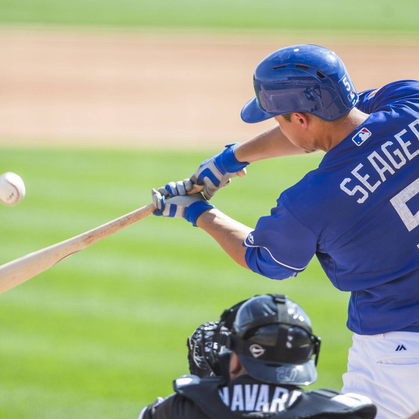 Corey Seager Sta Per Colpire Una Palla Da Baseball Sfondo