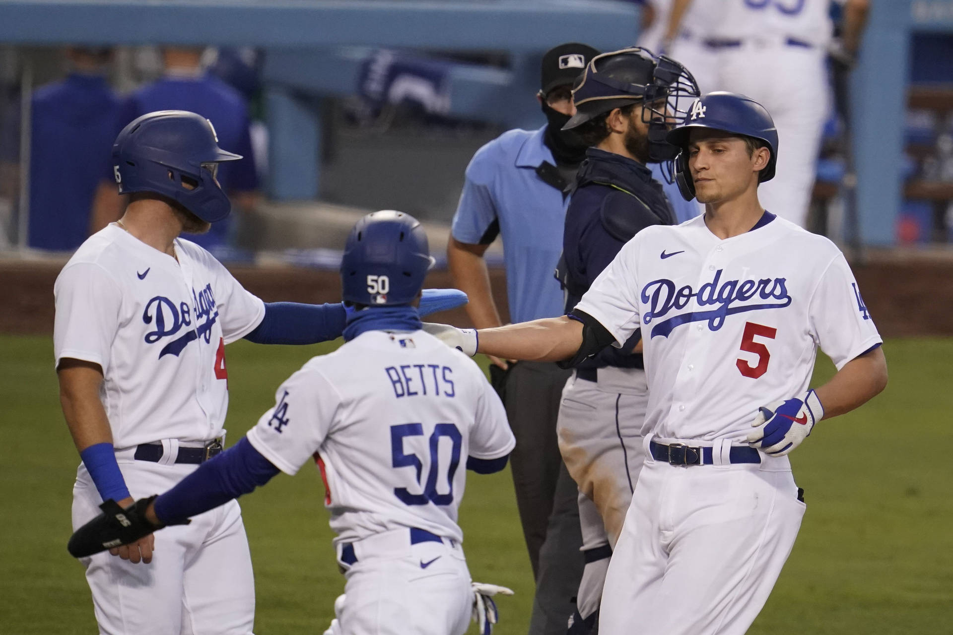 Corey Seager 身著球衣和队友站在一起- Tapetet viser Los Angeles Dodgers Corey Seager står sammen med sine holdkammerater. Wallpaper