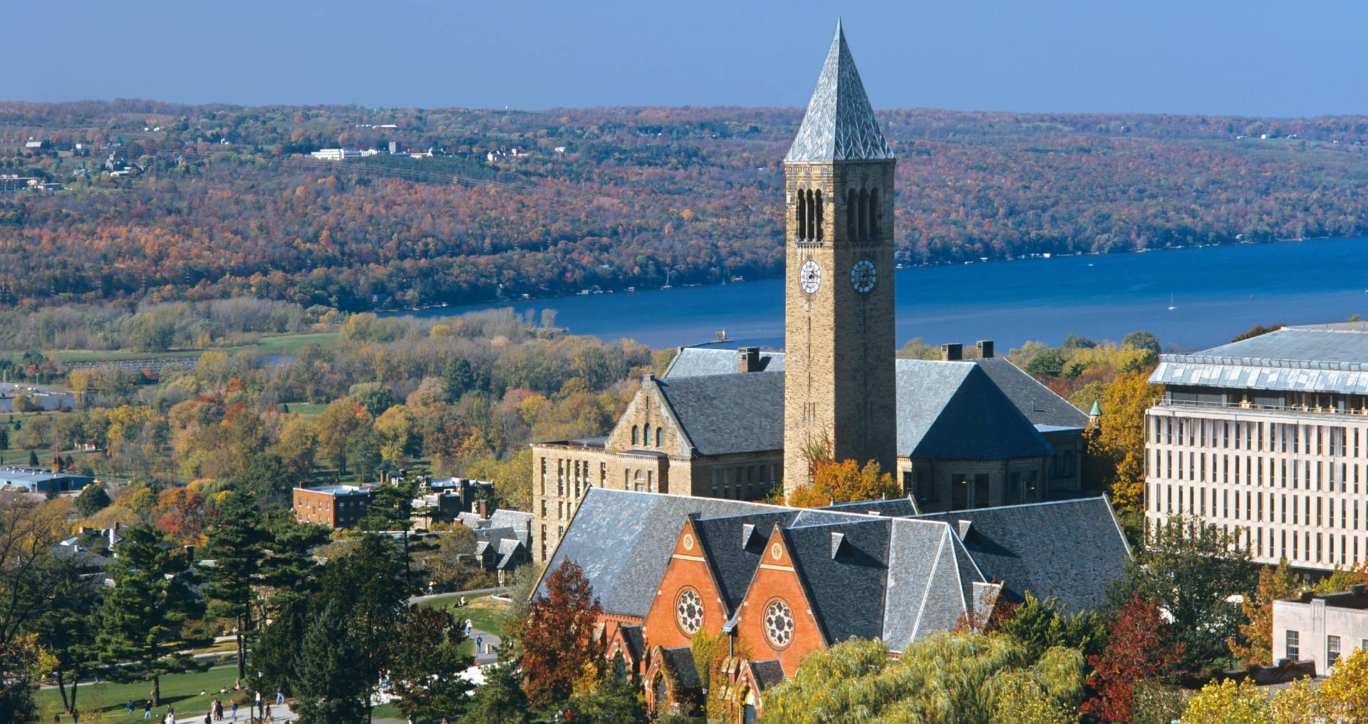 Vistaaérea De La Torre De La Universidad Cornell Fondo de pantalla