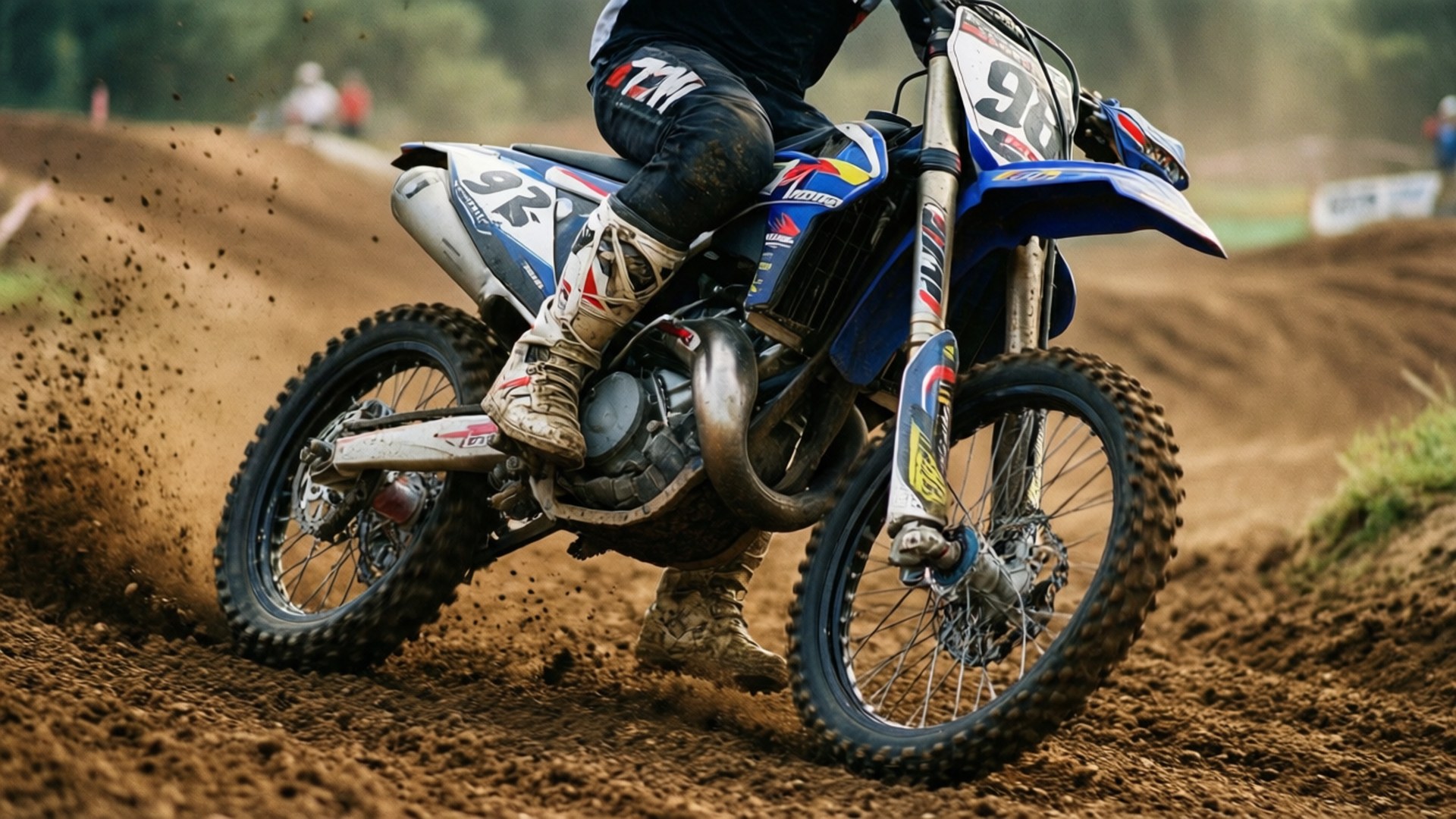 Lav vinkel af TM Racing motorcykel, der læner sig ind i et sving på motocrossbanen