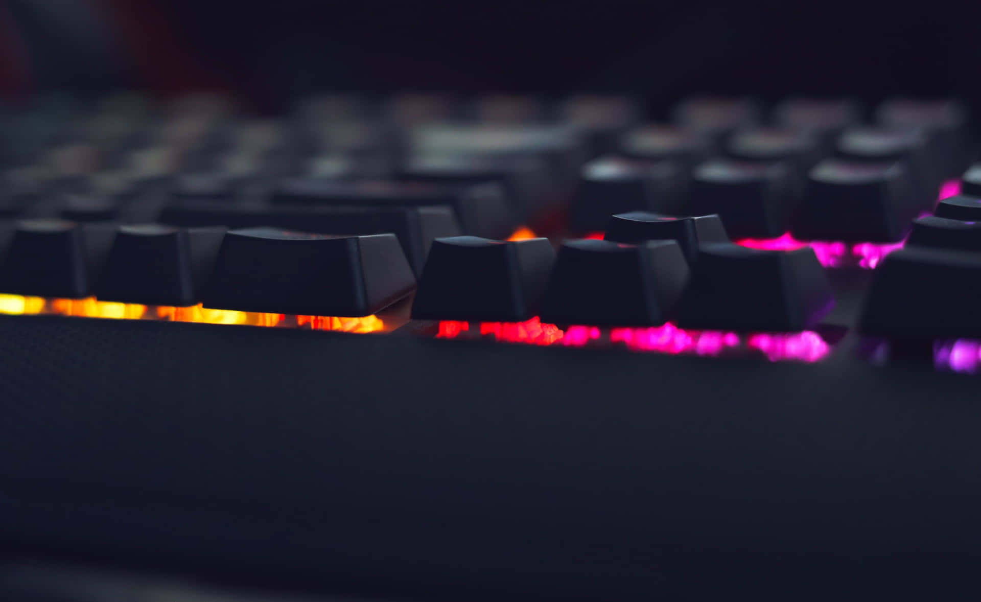 Etnærbillede Af Et Tastatur Med Farverige Lys.
