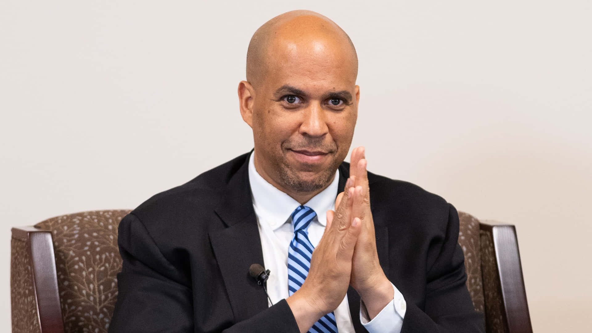 Cory Booker Clapping Wallpaper