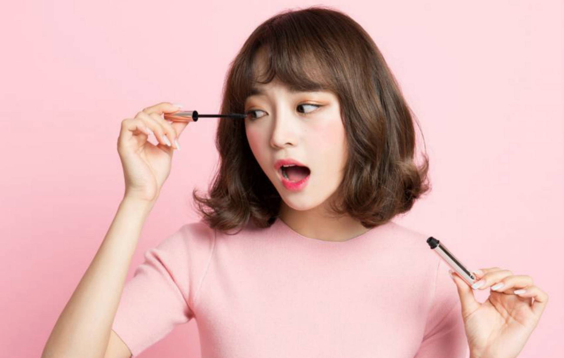 Caption: Kim Se Jeong Flaunting Cosmetic Products Wallpaper