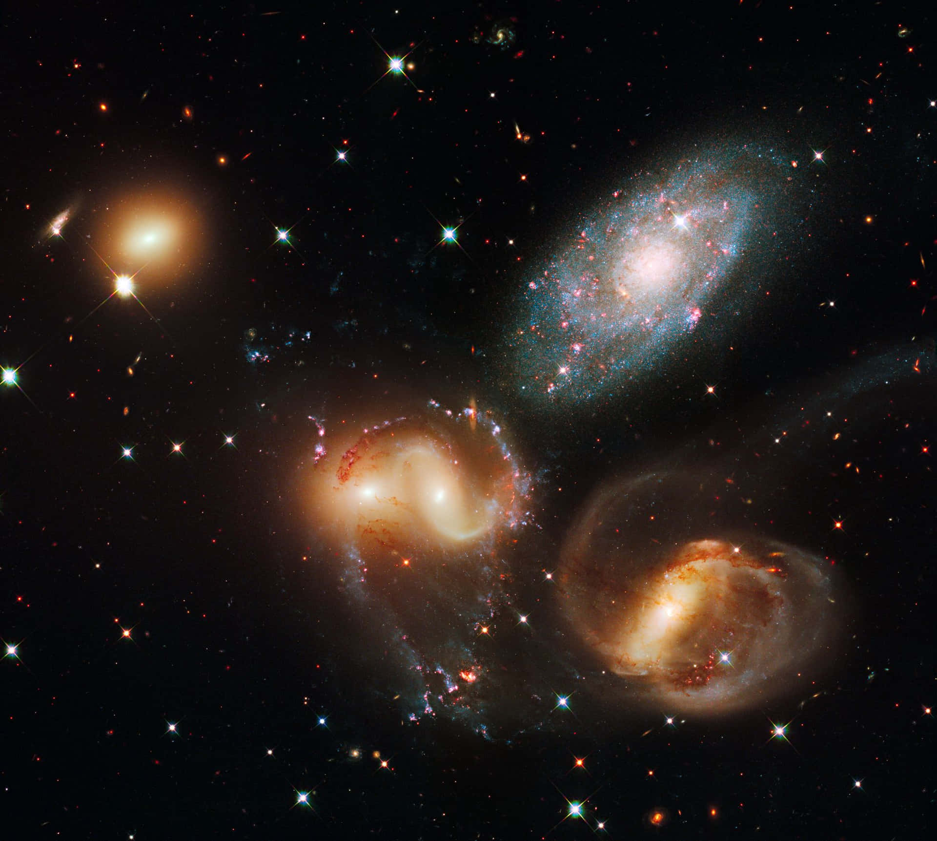 En gruppe galakser i lyseblå og lilla.