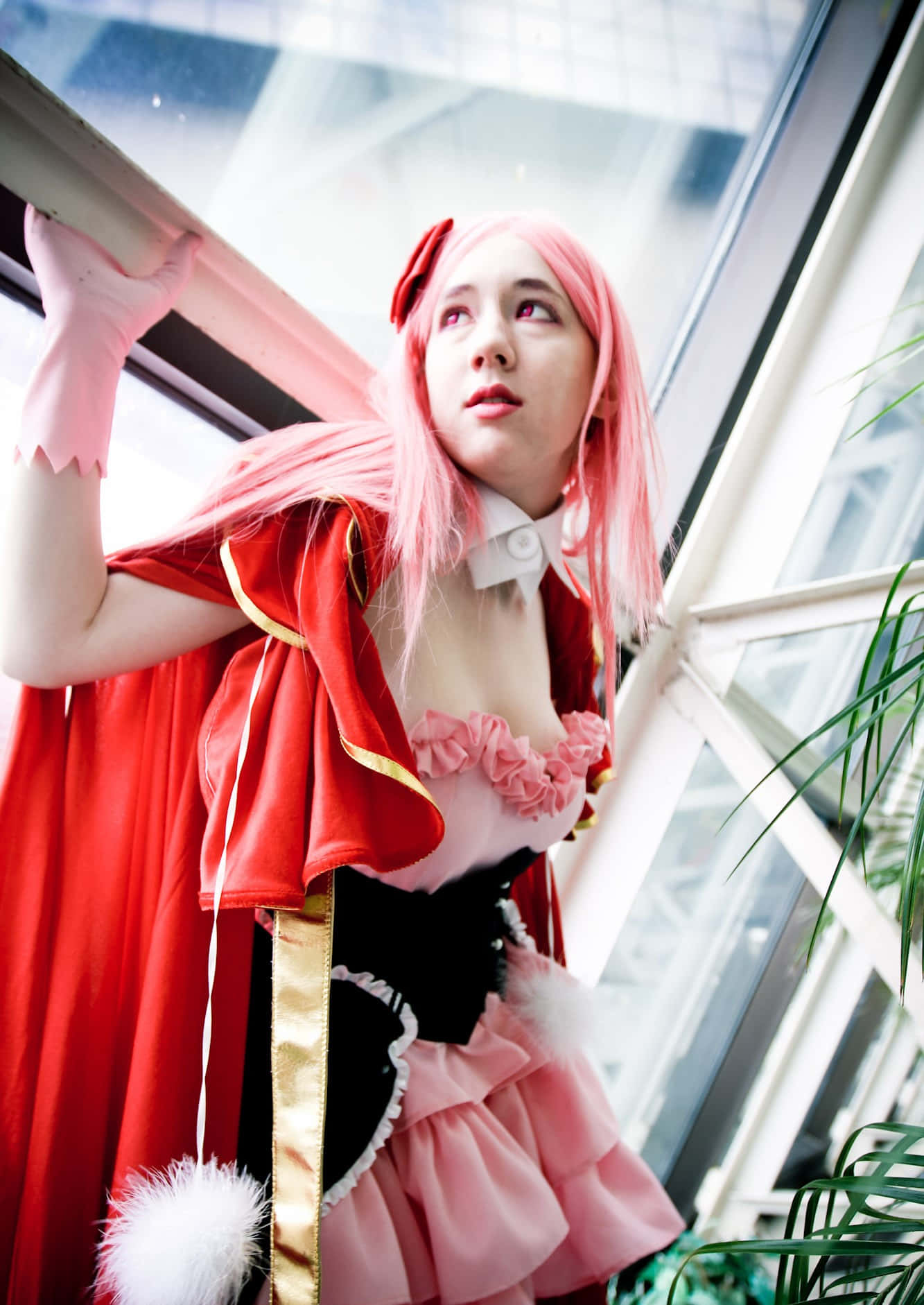 Cosplay Personage In Rode En Roze Outfit Achtergrond