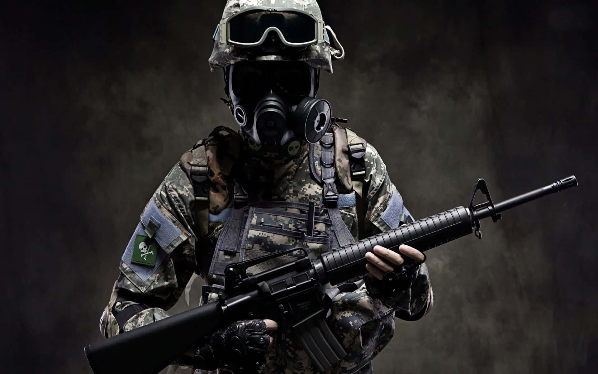 En soldat i en gasmaske, der holder et gevær i nat. Wallpaper
