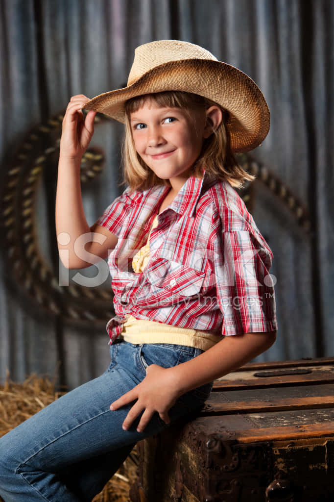 En lille pige iført en cowgirlhat Wallpaper