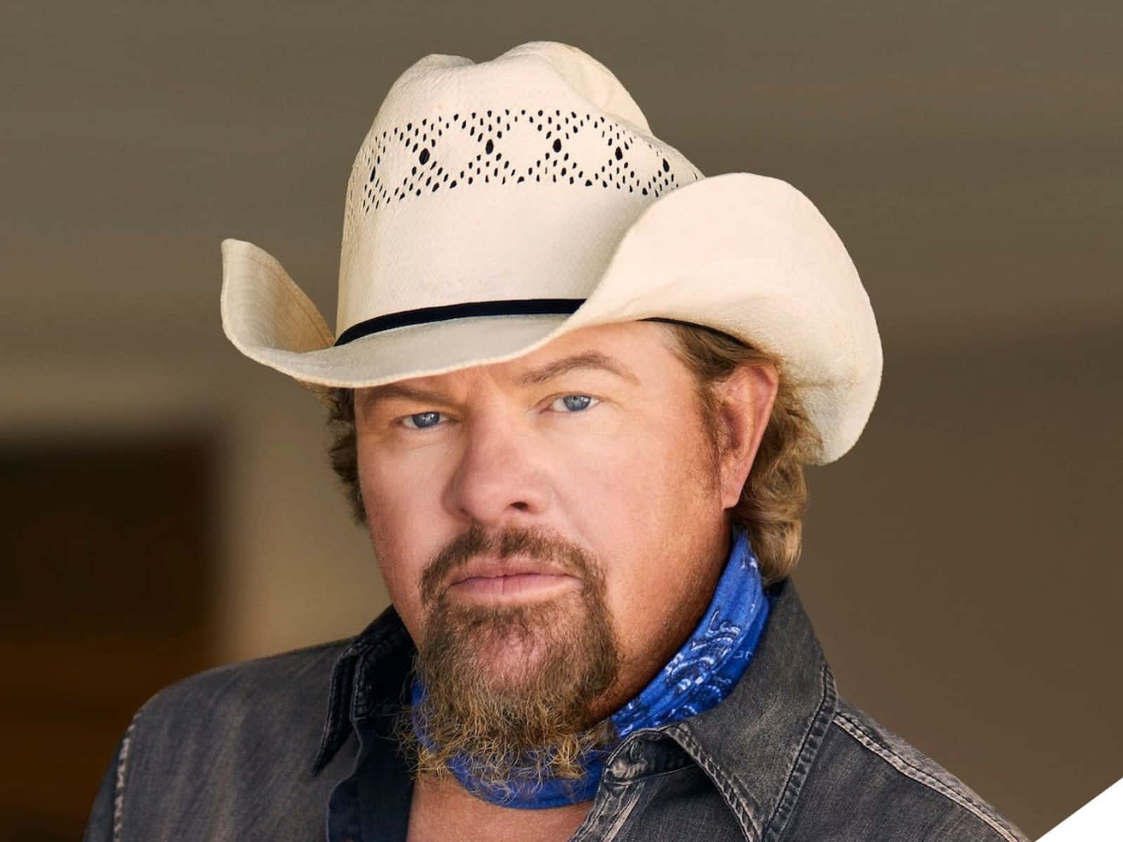 Country Music Artistin Cowboy Hat Wallpaper