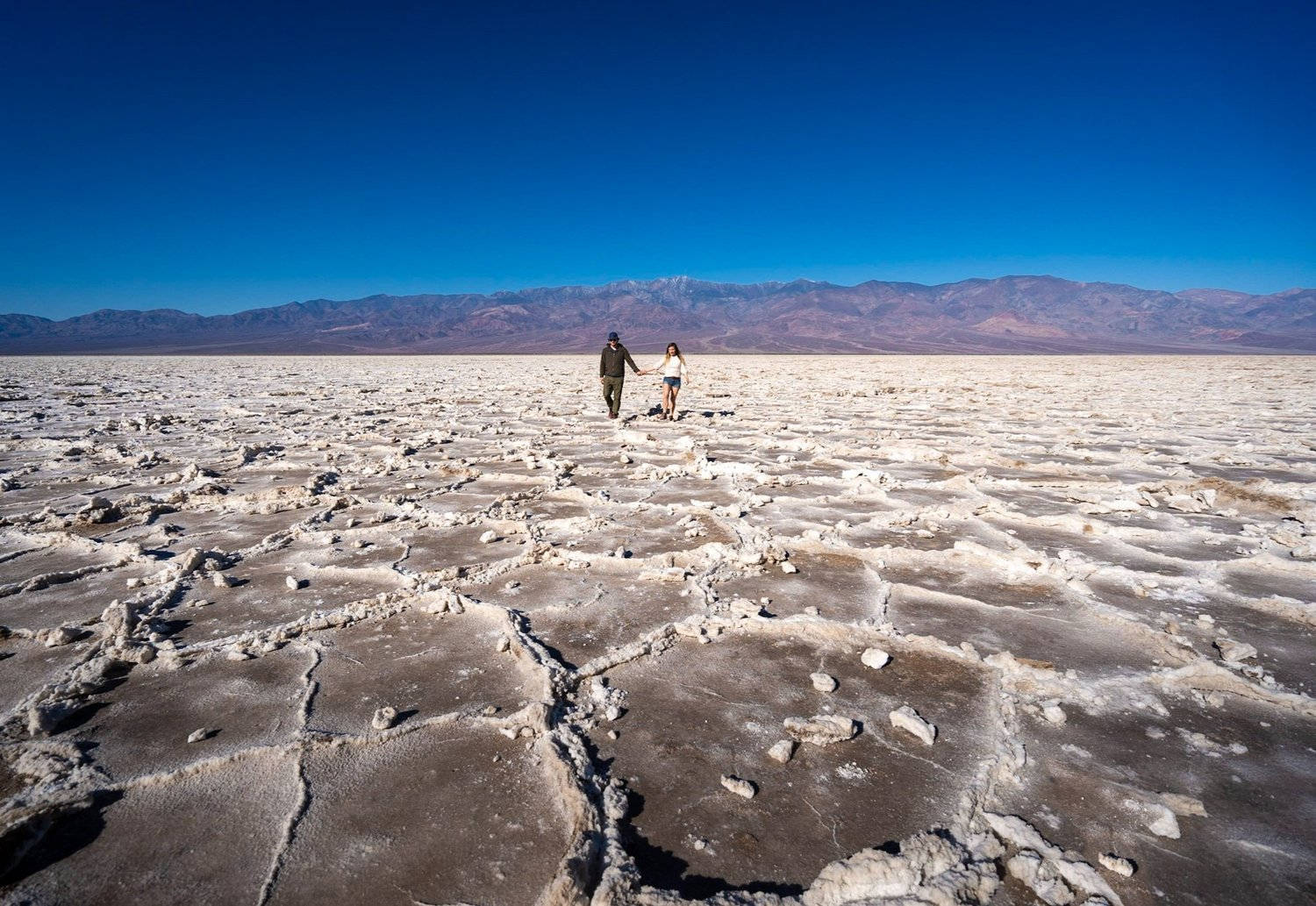 Parejaen Badwater Basin Death Valley. Fondo de pantalla
